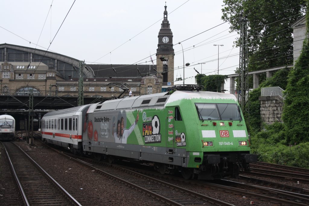 101 040 mit einem IC in Hamburg HBF am 23.07.2010