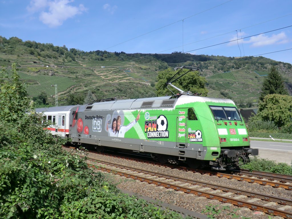 101-040 schiebt am 11.9.10 den IC 2112 durch Oberwesel.