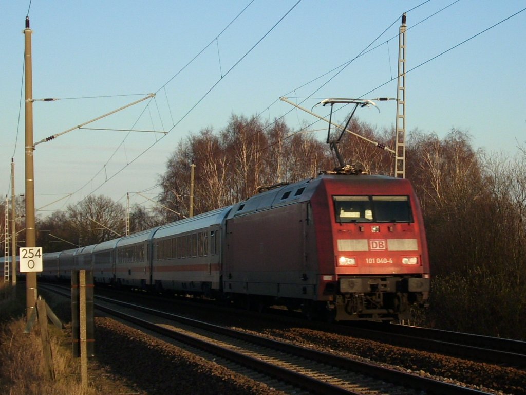 101 040 schob den IC 2216 Koblenz-Binz bei Bergen/R�gen �ber R�gen`s Schienen.