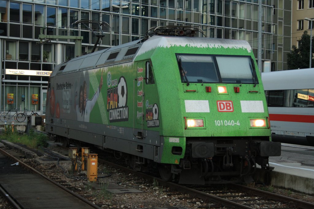 101 040 stand abgestellt in Mnchen HBF aber aufgebgelt und mit Spitzenlicht an am 30.07.2010