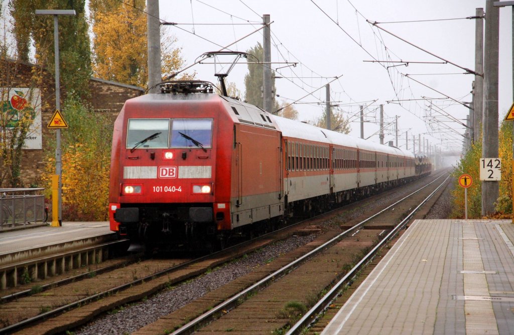 101 040 zieht am 27.10.09 den AZ 1363 durch Brehna Richtung Berlin.