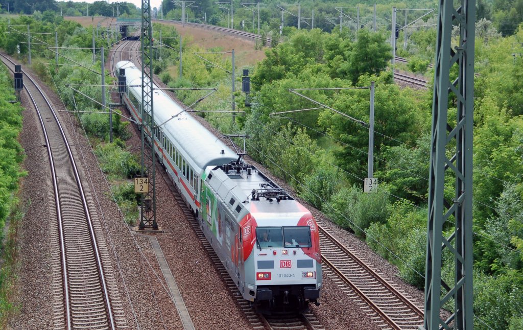 101 040 zieht berraschend IC 2357 durch Holzweissig Richtung Bitterfeld.