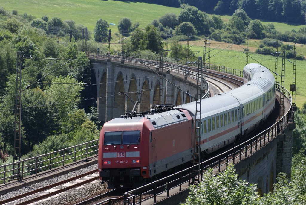 101 041-2 mit IC in Altenbeken am 05.07.09
