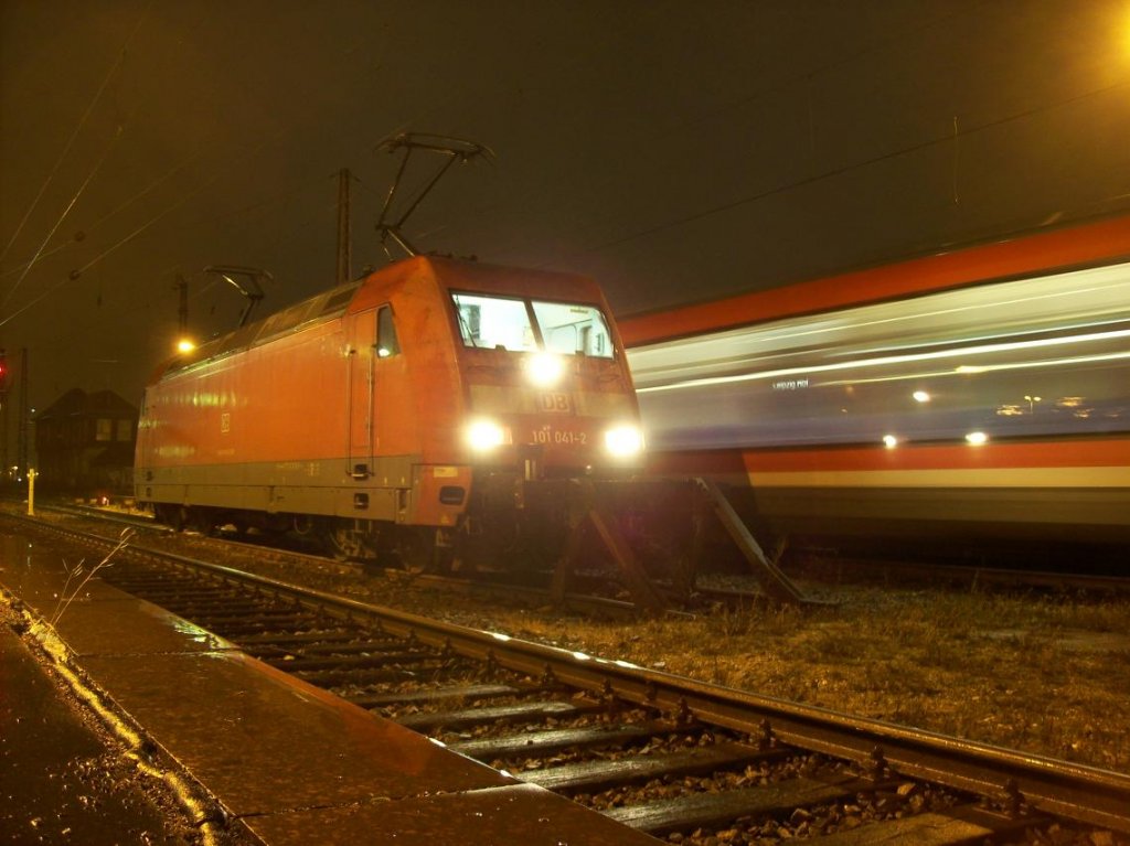 101 041-2 steht im auenbereich des HBF Leipzig und ein 642er fhrt gerde in den HBF 31.12.2009