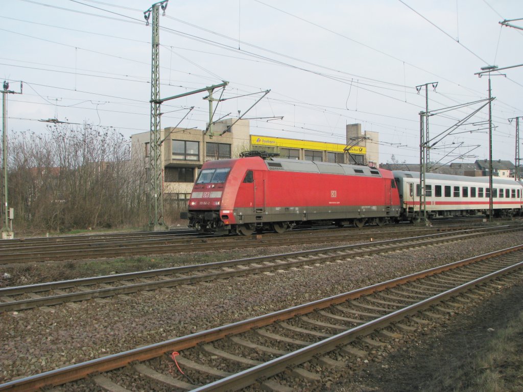 101 041-2, verlsst mit IC Lehrte, am 25.03.2011.