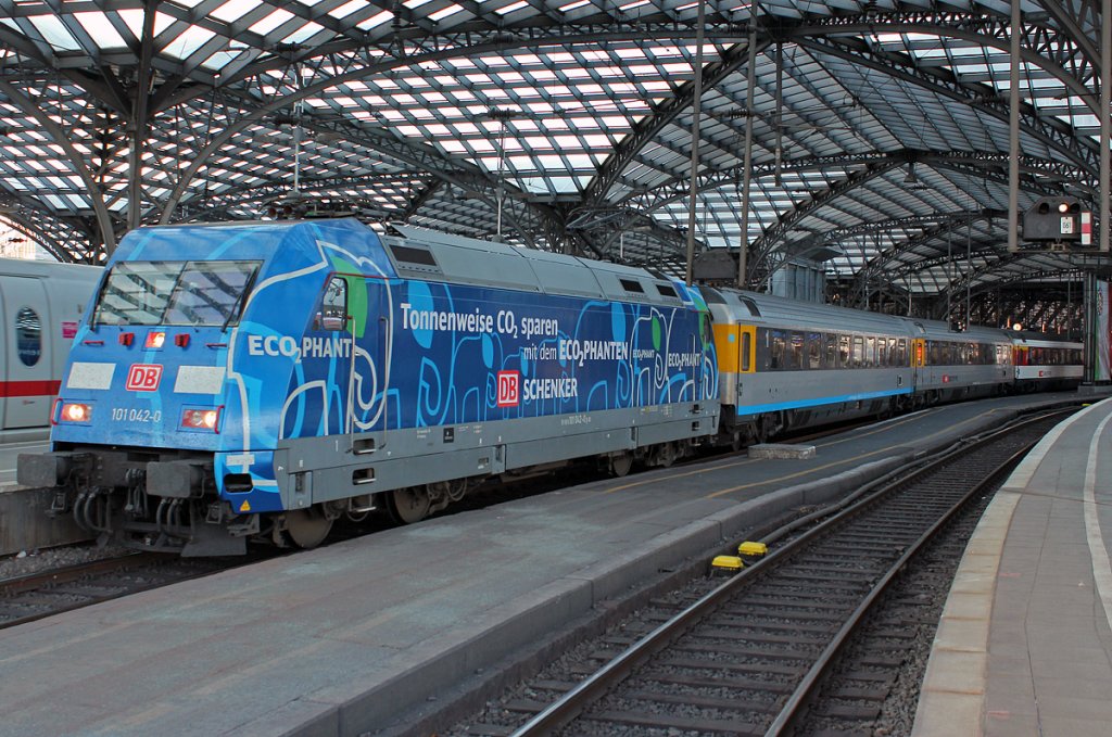 101 042-0  Ecophant  am EC100 in Kln Hbf am 29.10.2011