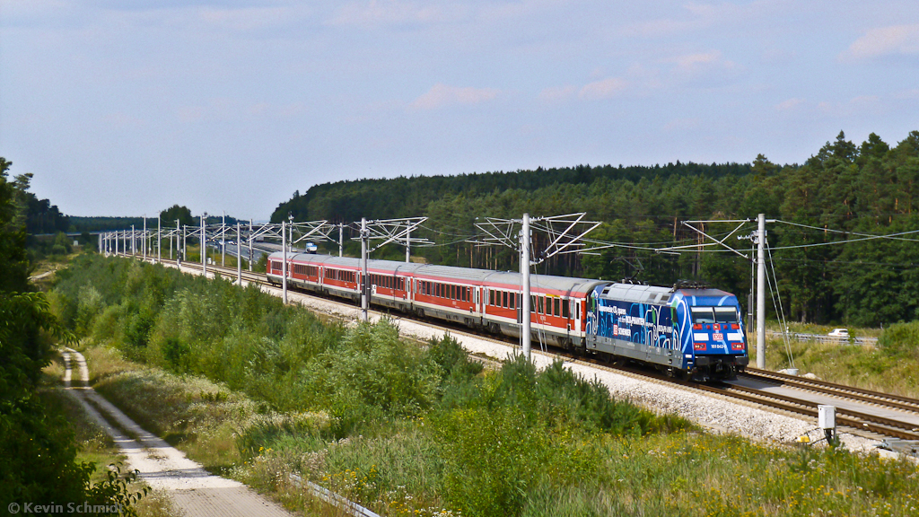 101 042-0  Ecophant  erreicht mit ihrem München-Nürnberg-Express nach München in Kürze den Bahnhof Allersberg (Rothsee). (14.08.2012)