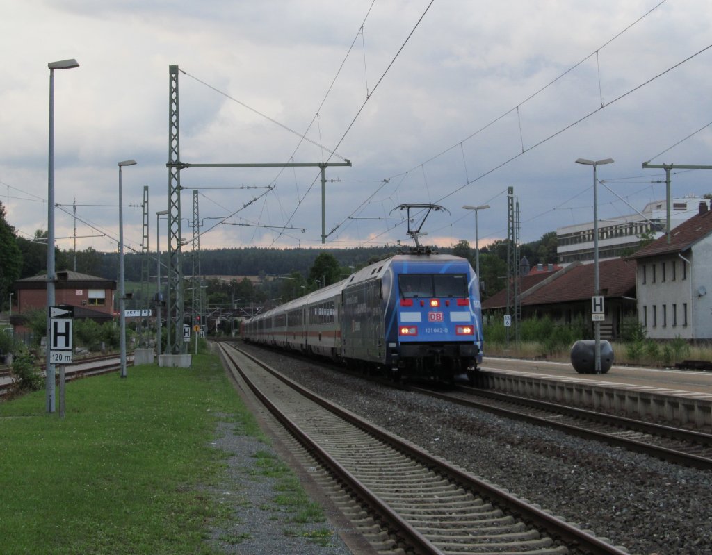 101 042-0  Ecophant  zieht am 11. Juli 2012 den IC 2209 durch Kronach. 