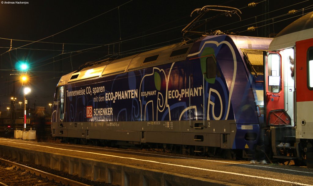 101 042-0  Ecophanten  mit dem CNL 459/CNL 1259/IC 60459 (Zrich HB/Basel SBB-Praha hl.n./Berlin-Lichtenberg/Mannheim Hbf) im Karlsruher Hbf am 27.10.11 