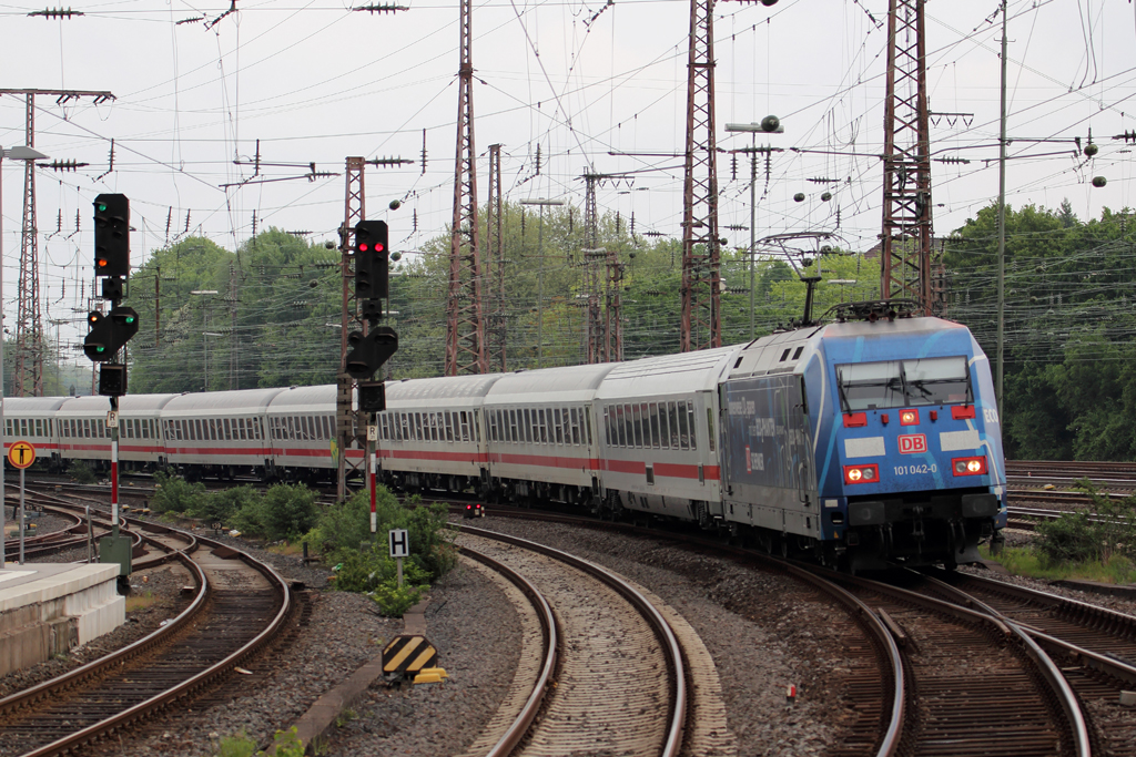 101 042-0 mit IC 1917 nach Karlsruhe bei der Einfahrt in Essen 20.5.2013