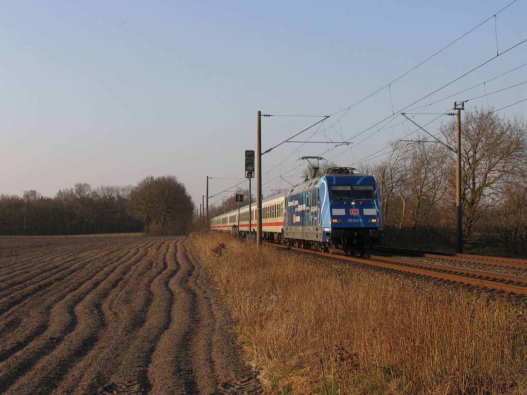 101 042-0 mit IC 2332 Emden Auenhafen-Kln Hauptbahnhof bei Devermhlen (B 296.6) am 23-3-2012.