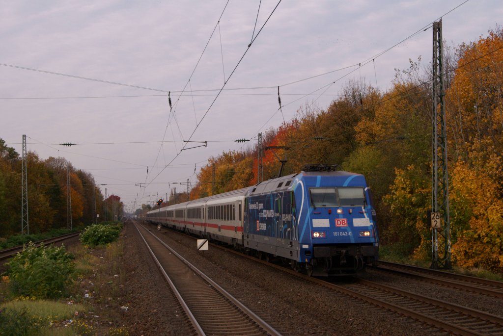101 042-0 die seit neustem für DB Schenker - Co² frei mit den Eco² Phanten wirbt, zog am 02.11.2011 einen Intercity durch Düsseldorf-Garath.
