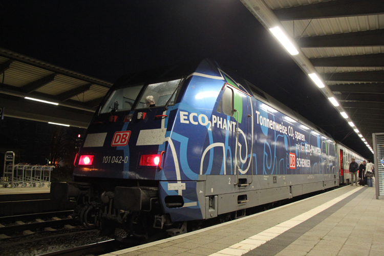 101 042-0(Tonnenweise CO2 sparen mit dem ECO2PHANTEN-DB Schenker) mit 
IC 2216 von Stuttgart nach Stralsund kurz nach der ankunft im Rostocker Hbf.01.11.2011 