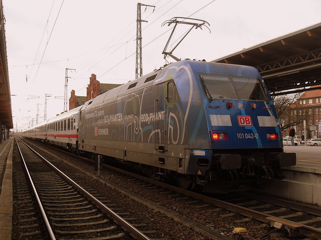101 042 am 10.01.2012 mit IC 2385 in Stendal nach Karlsruhe.