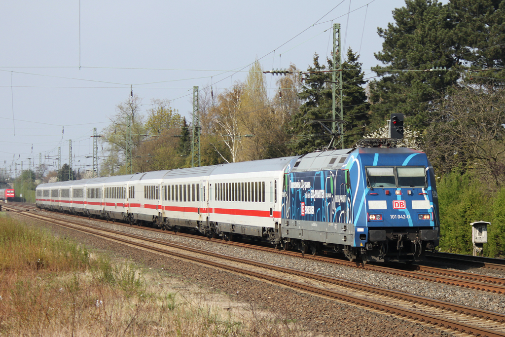 101 042 am 6.4.12 mit IC in Dsseldorf-Angermund.
