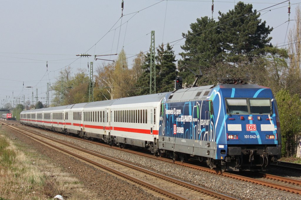 101 042  Eco2Phanten  am 6.4.12 mit dem IC 2311 bei der Durchfahrt durch D�sseldorf-Angermund.