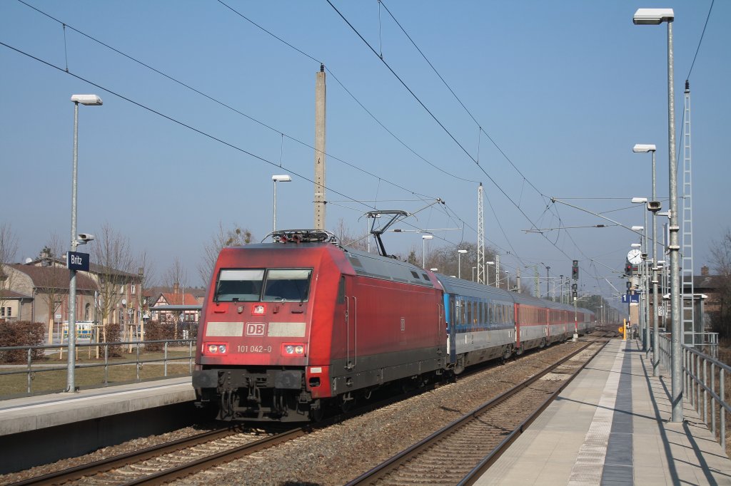 101 042 mit dem EC aus Stralsund im Bahnhof Britz am 26.02.2011