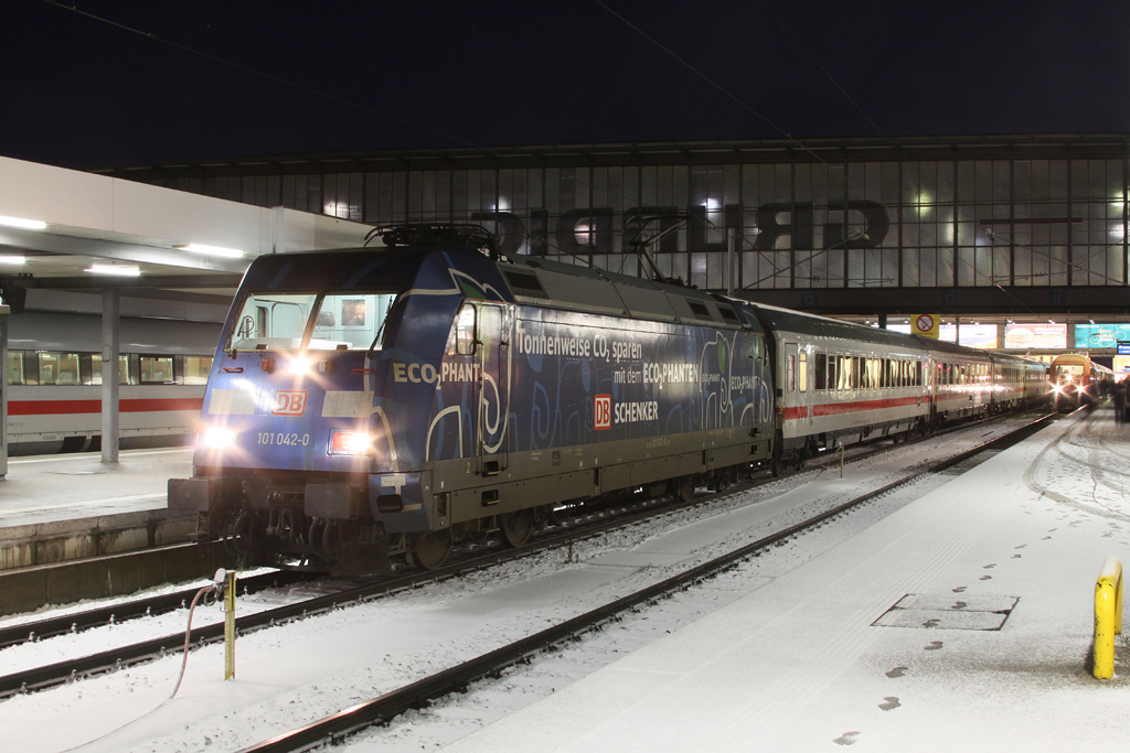 101 042 mit EC 216 am 13.01.2012 in Mnchen Hbf.