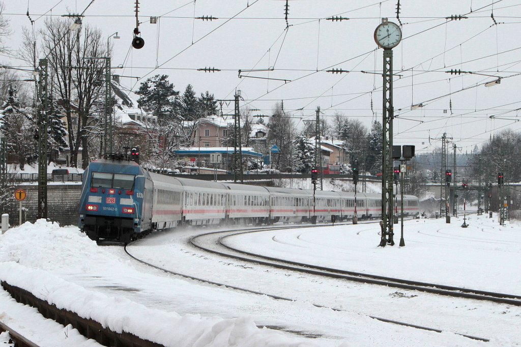 101 042 mit EC 217 von Saarbrcken nach Graz bei der Einfahrt in den Bf. Traunstein am 21.02.2013