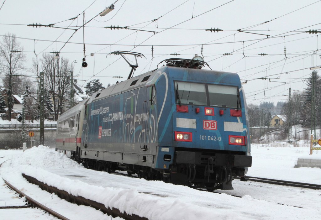 101 042 mit EC 217 bei der Einfahrt in den Bf. Traunstein am 21.02.2013