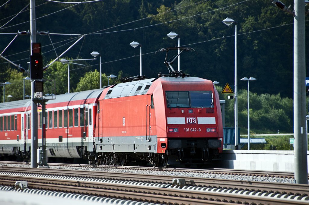 101 042 mit RE am 07.08.2010 auf dem Weg nach Nrnberg Hbf, bei der Ausfahrt aus dem Bahnhof Kinding.
