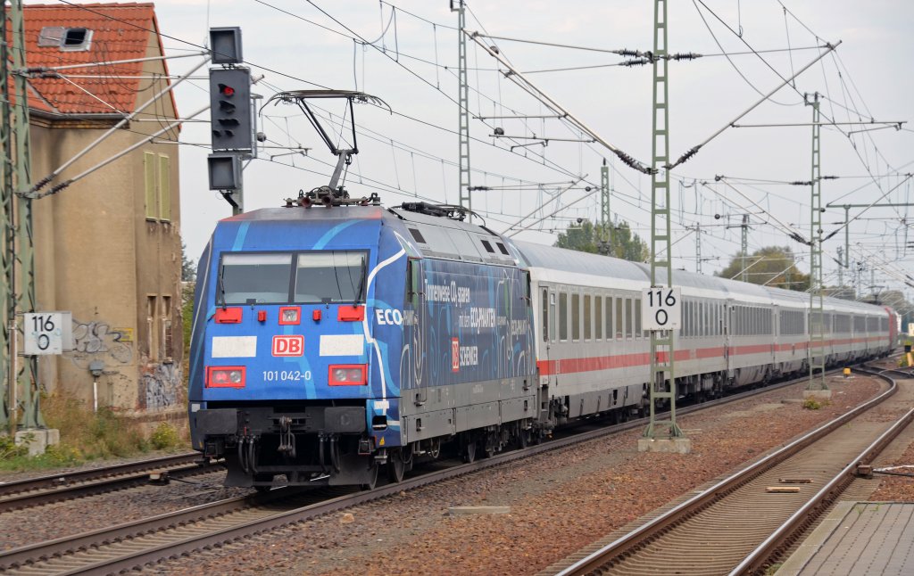 101 042 schob am 12.10.12 den IC 2208 von Leipzig aus Richtung Berlin. Hier durchfhrt das Sandwich Grfenhainichen in Richtung Wittenberg.