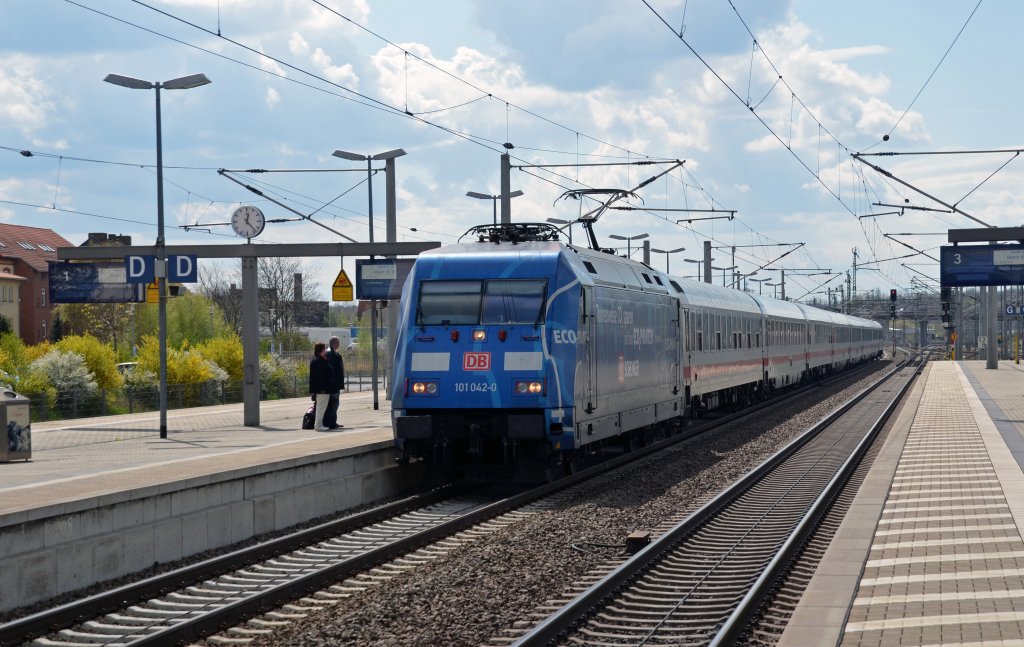 101 042 war am 21.04.12 fr die Bespannung des IC 2355 eingeteilt. Hier erreicht der Ecophant den Bahnhof Bitterfeld.