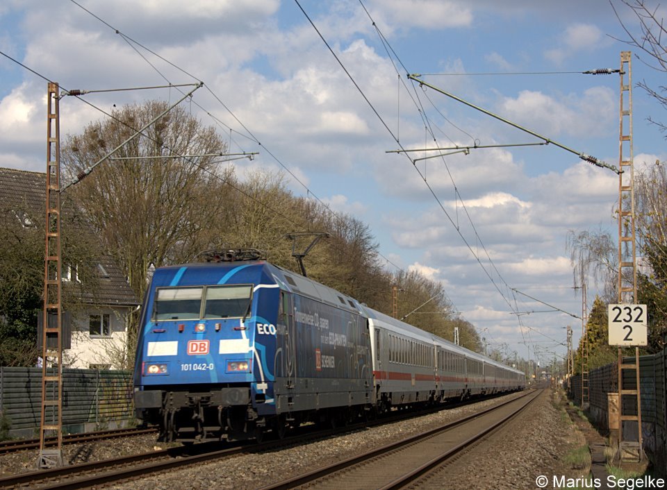 101 042 zieht den IC 2025 von Hamburg Altona nach Frankfurt (Main) Hbf durch Bremen Hemelingen. Aufgenommen am 09.06.2012