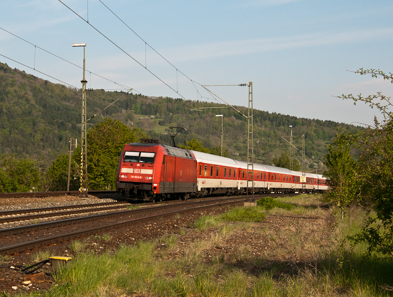 101 043-8 am 23. April 2011 mit dem AZ 1379 (Hamburg-Altona - Lrrach) in Welschingen.