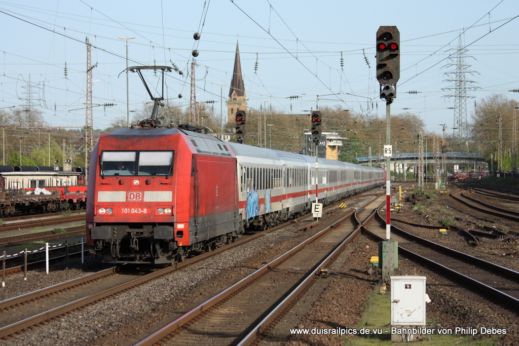 101 043-8 (DB) fhrt am 10. April 2011 um 18:07 Uhr mit dem IC2213 durch Mlheim (Ruhr) Styrum