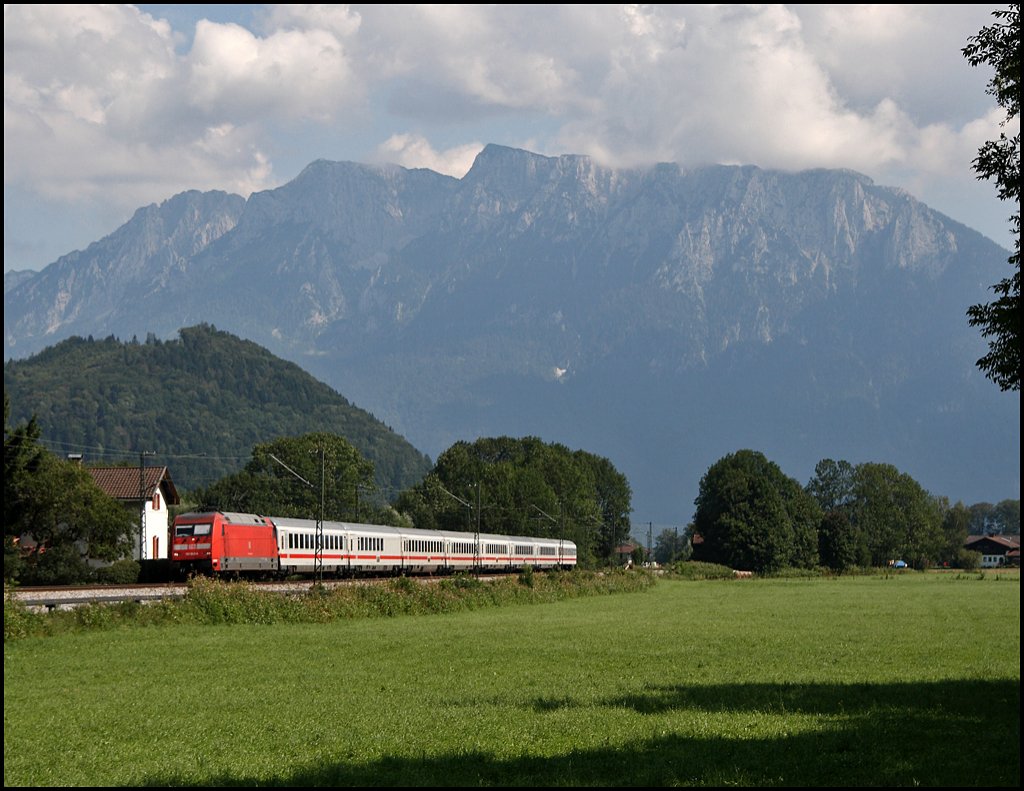 101 043 (9180 6101 043-8 D-DB) wurde unweit von Niederaudorf mit dem EC 82 „Val Gardena/Grdnertal“ abgelichtet. (06.08.2009)