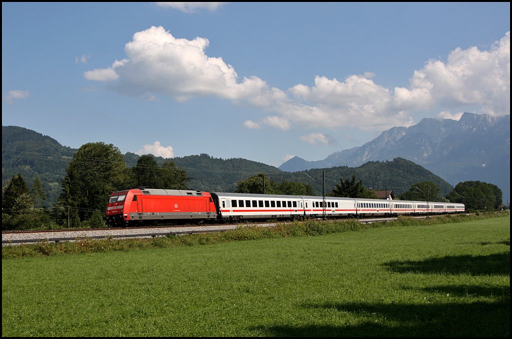 101 043 (9180 6101 043-8 D-DB) wurde unweit von Niederaudorf mit dem EC 82 „Val Gardena/Grdnertal“ abgelichtet. (06.08.2009)

