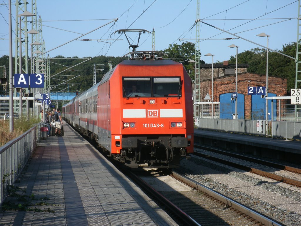 101 043 mit dem CNL 1250 Binz-Z�rich,am 11.August 2012,bei der Einfahrt in Bergen/R�gen.
