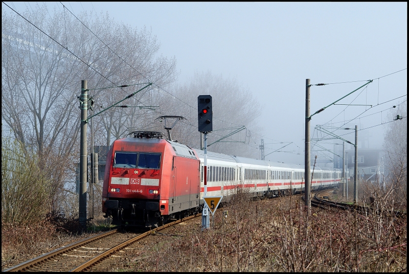 101 044-6 durchfährt mit IC 2213 von Binz nach Stuttgart am 13.04.2010 den Bahnhof Stralsund-Rügendamm. Die Sonne schien an diesem Tag zur Mittagszeit so kräftig, dass rund um den Strelasund alles in Nebel eingehüllt wurde.