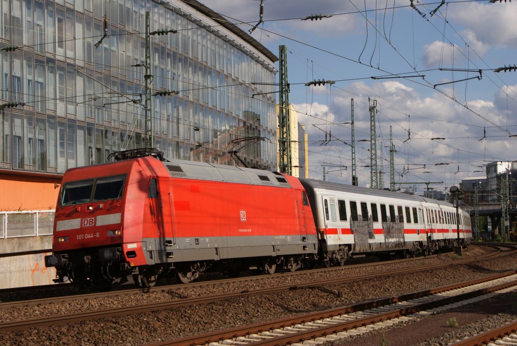 101 044-6 mit einem IC in Frankfurt-West am 24.08.2010