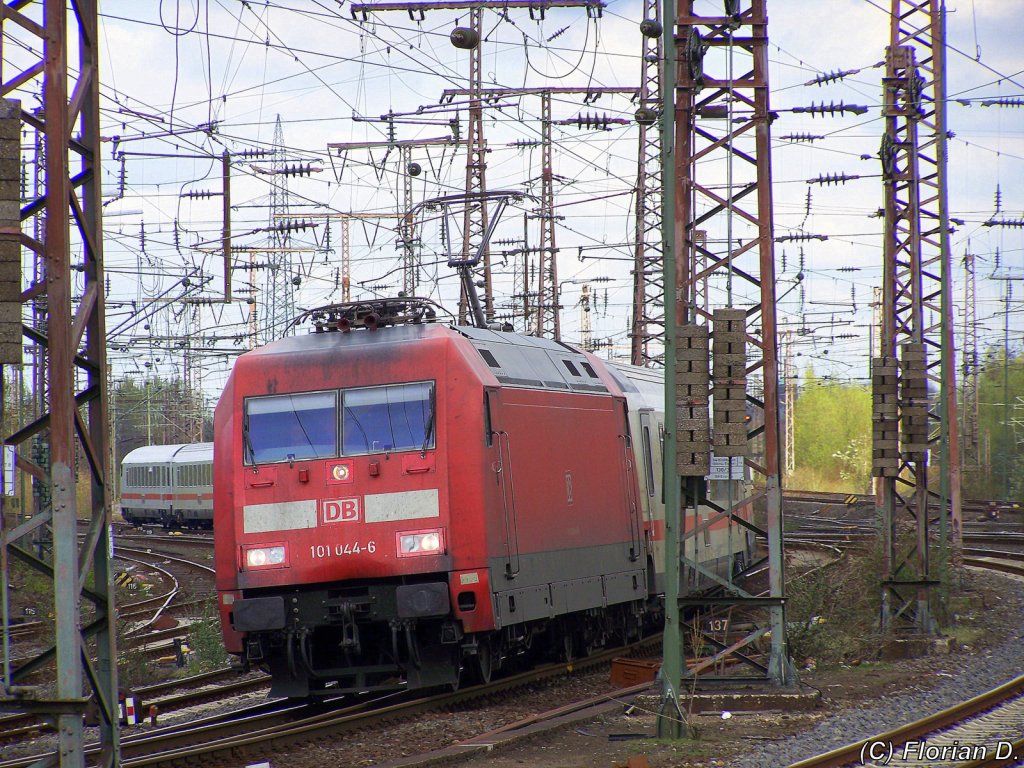 101 044-6 mit IC 2311 aus Westerland am Haken bei der Einfahrt von Essen Hbf am 10.04.2010.