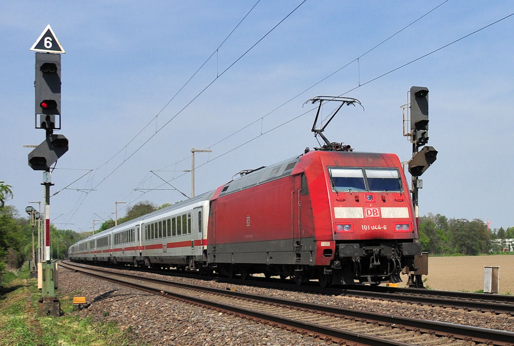 101 044-6 schiebt IC, kurz vor Brhl Bf 28.04.2010