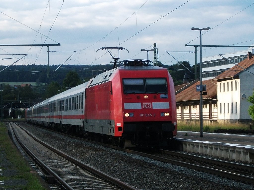 101 045 und 101 123 durchfahren am 24.Juni 2011 mit dem IC 2209 den Bahnhof Kronach.