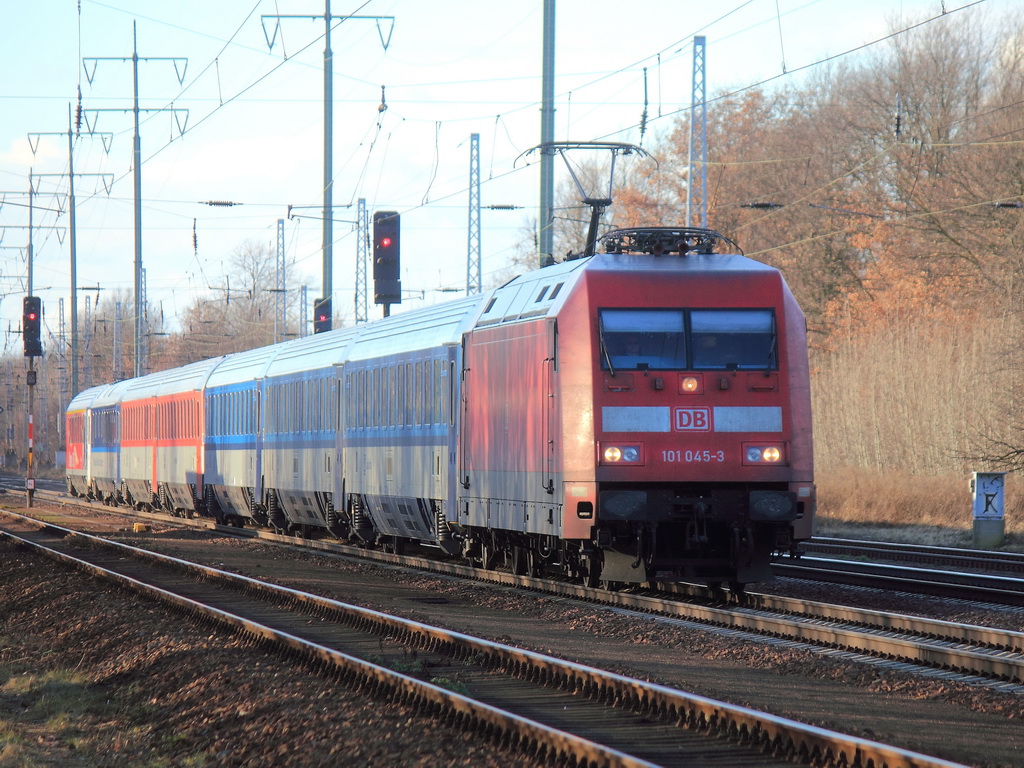 101 045-3 am 30. Dezember 2012 auf dem Berliner Auenring bei Diedersdorf mit einem EC in Richtung Berlin.