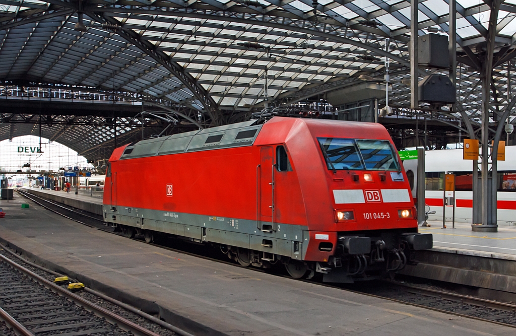 101 045-3 durchfhrt den Hauptbahnhof Kln am 07.07.2012 in Richtung Deutzerfeld.