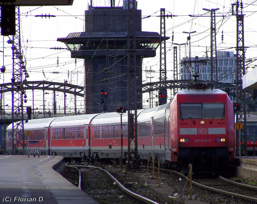 101 045-3, grade aus Nrnberg kommend, bei der Einfahrt von ihrem Zielbahnhof Mnchen Hbf. 29.03.2010