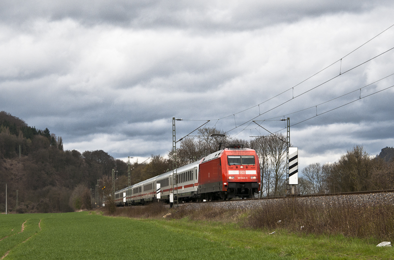 101 045-3 mit IC 2113 (Hamburg Altona - Stuttgart Hbf) am 4. April 2010 bei Namedy.
