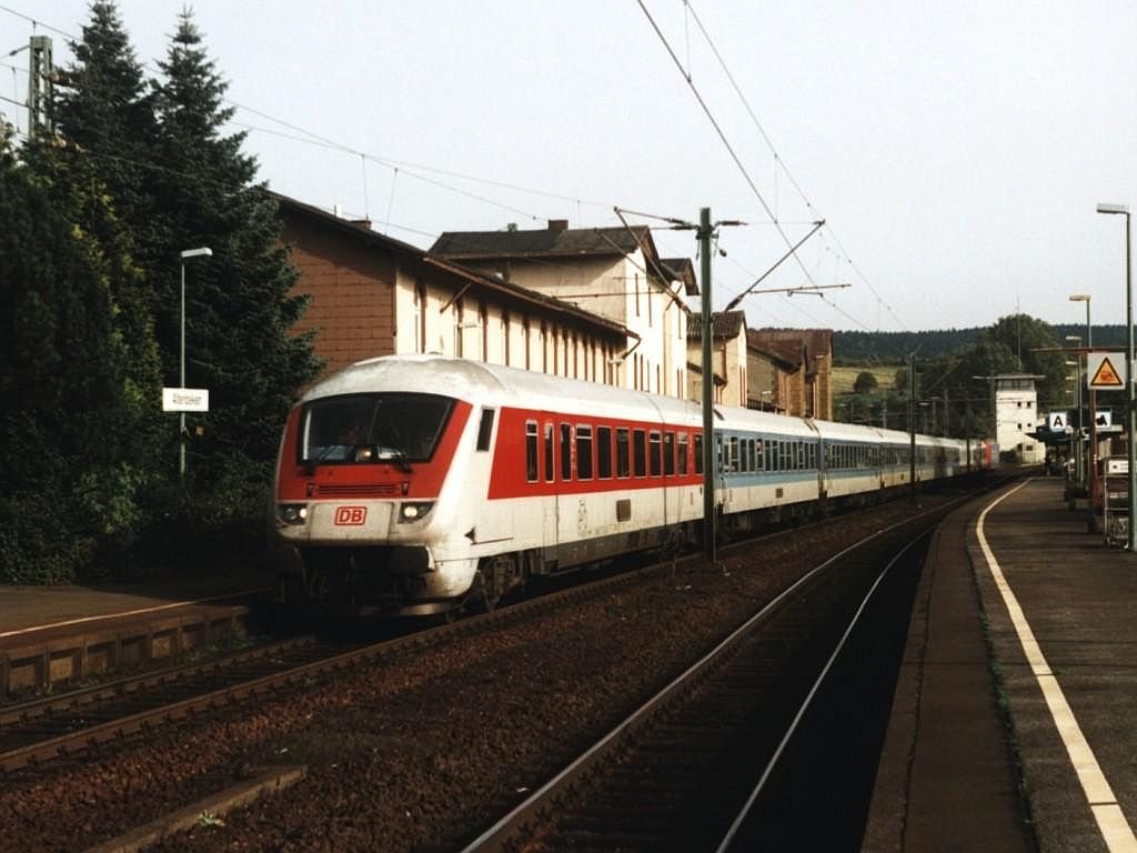 101 045-3 mit IC  2550  Karolinger Weimar-Dortmund auf Bahnhof Altenbeken am 13-10-2001. Bild und scan: Date Jan de Vries. 