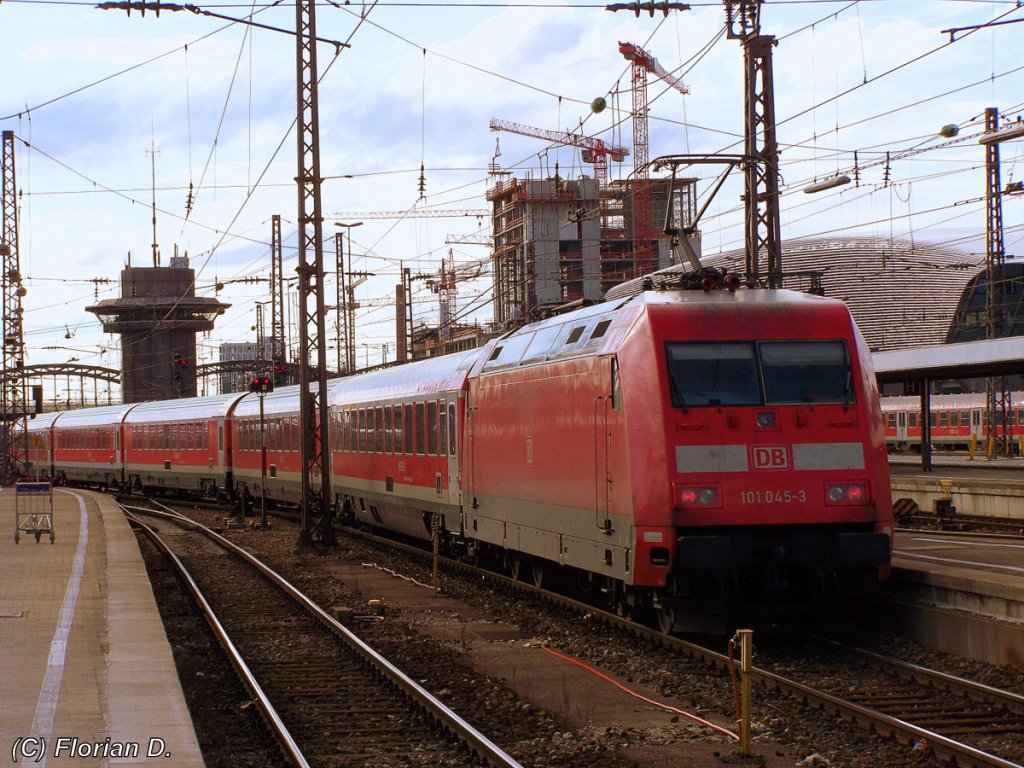 101 045-3 schiebt am Abend des 29.03.2010 ihren RE200 aus dem Mnchener Hbf heraus in Richtung Nrnberg Hbf.