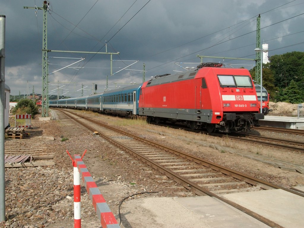 101 045 am 10.August 2010 als Schlulok,im EC 379 Binz-Brno,der an diesem Tag komplet aus MAV-Wagen bestand,bei der Durchfahrt durch Lietzow.