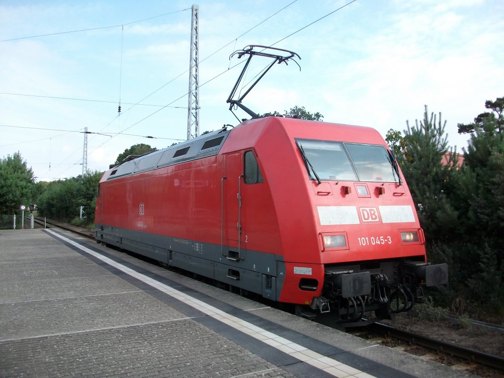 101 045 am 10.August 2010 auf Gleis 1 in Binz.