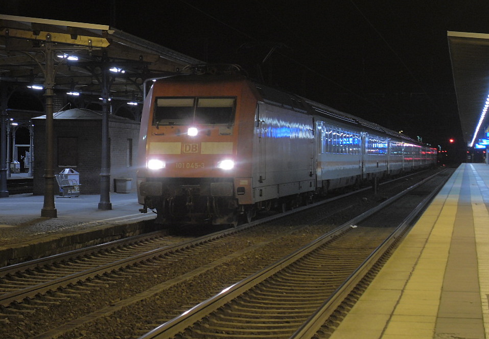 101 045 am 15.01.2012 mit IC 147 in Stendal nach Berlin.