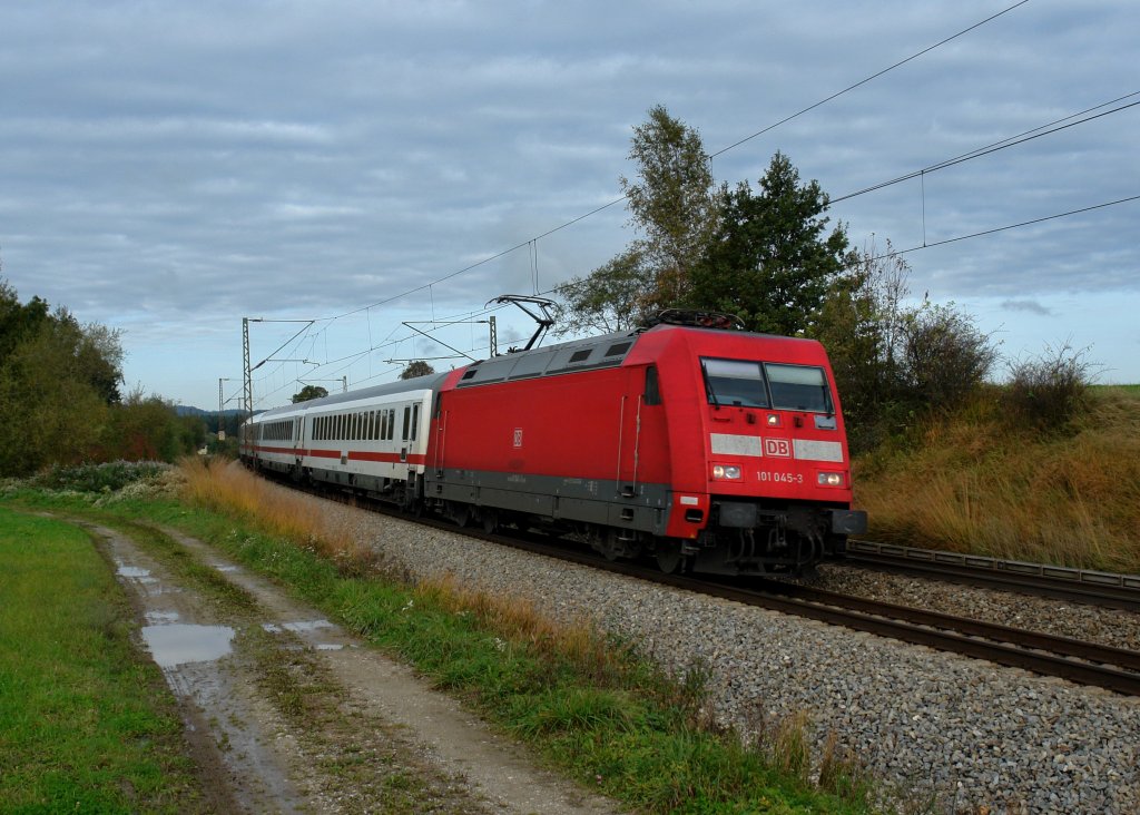 101 045 mit einem EC nach Graz Hbf am 13.10.2012 unterwegs bei Ostermnchen.