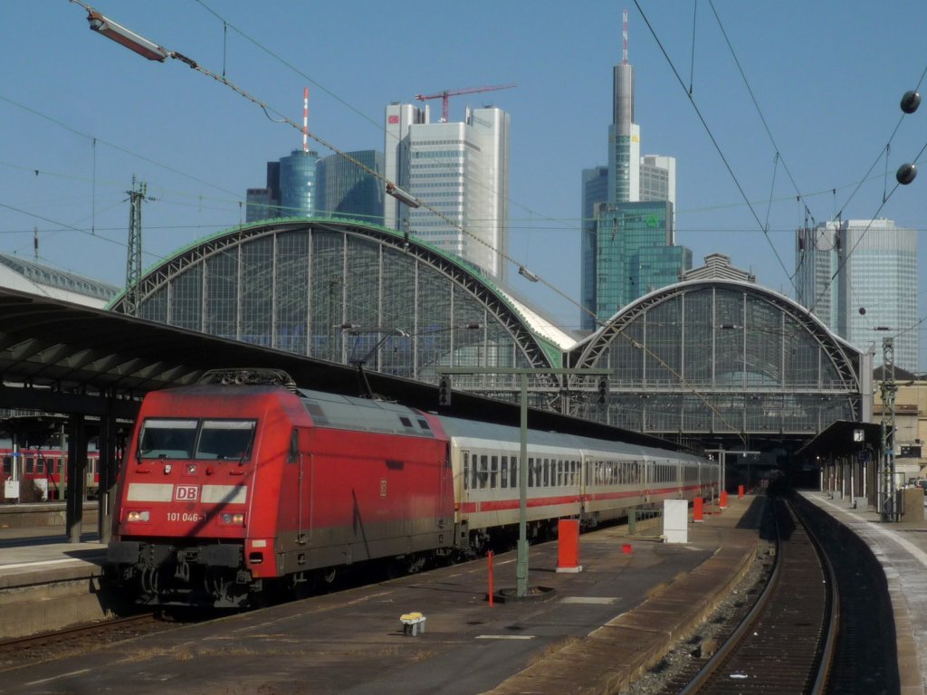 101 046-1 mit IC 2026 nach Hamburg-Altona in Frankfurt(Main)Hbf. 09.03.10