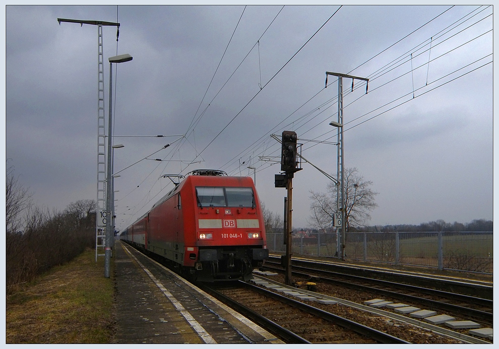 101 046 mit EC bei der Durchfahrt in Doberlug-Kirchhain, 14.03.2011 